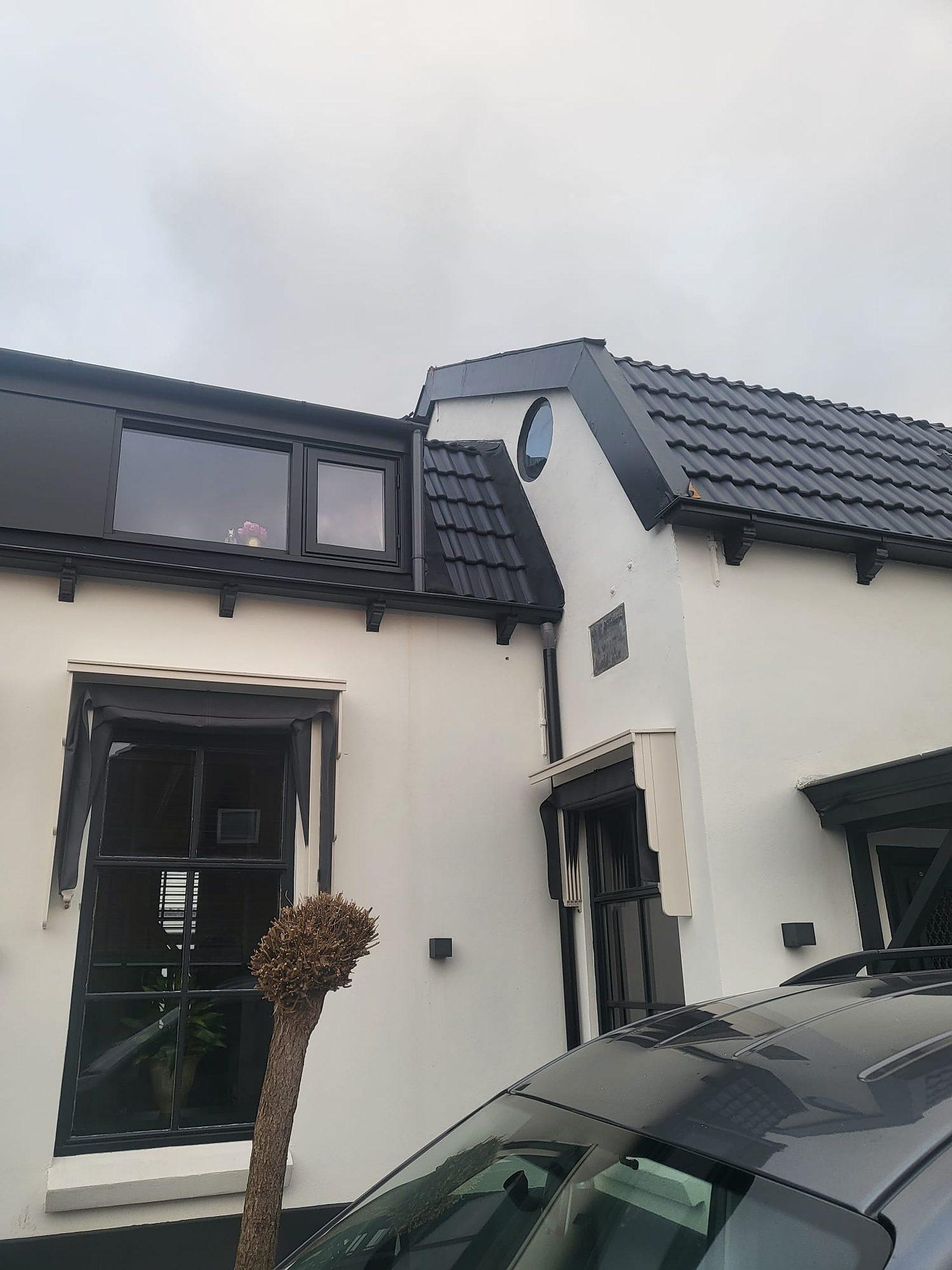 Woning met houten gevelaccenten, na verbouwing.