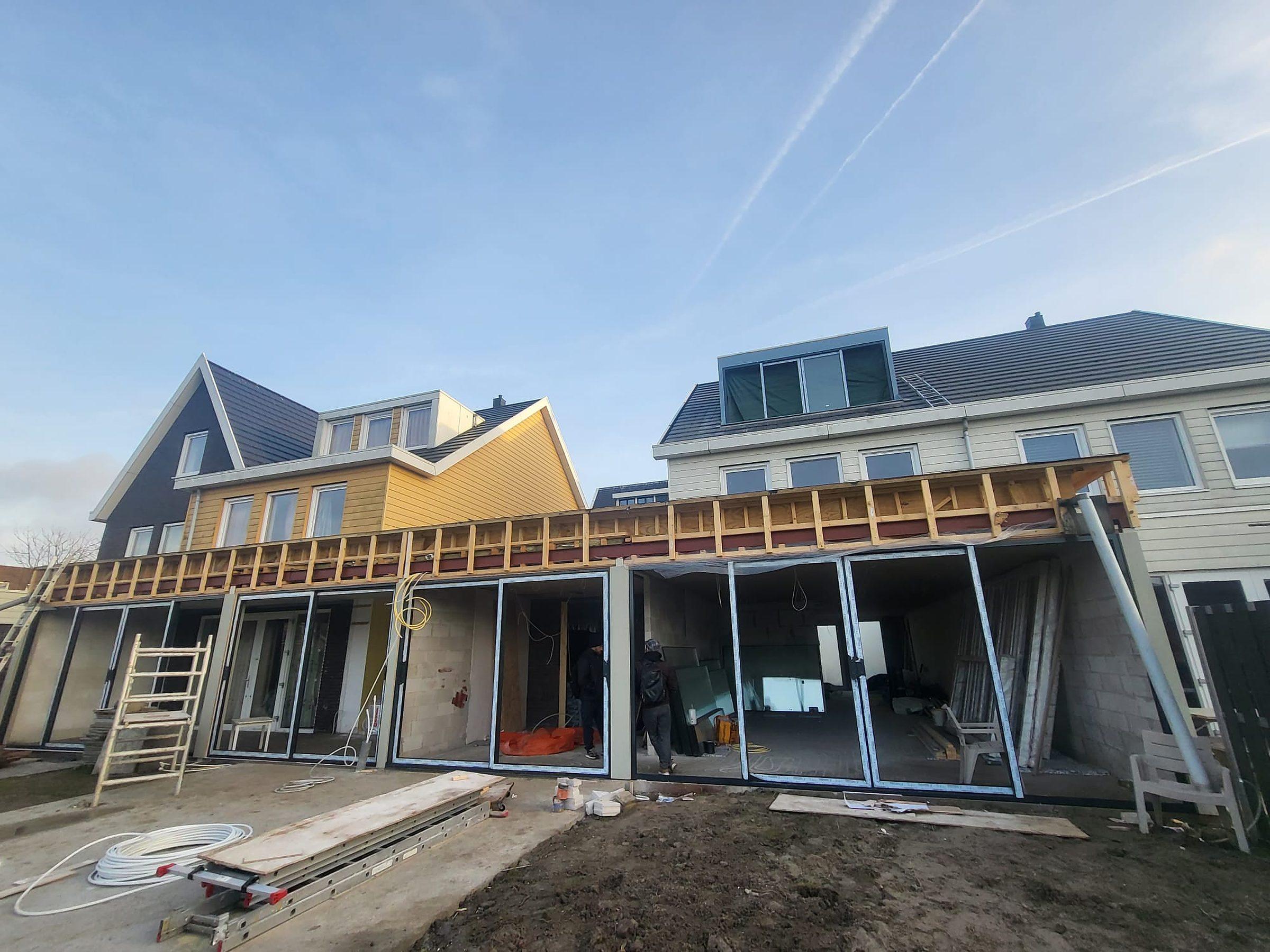 Aanbouw in aanbouw: kozijnen en dakrand in wording.
