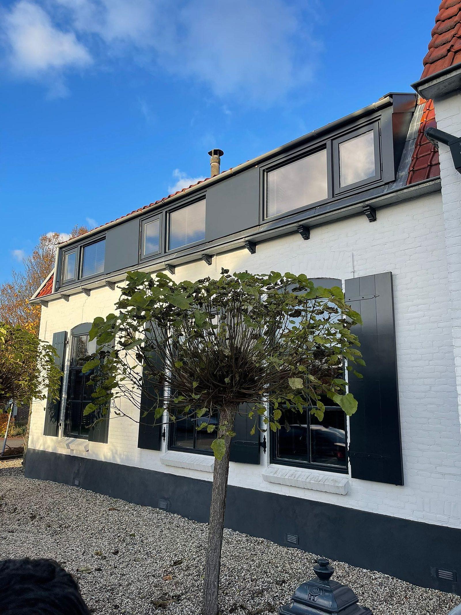 Moderne aanbouw met puntgevel.