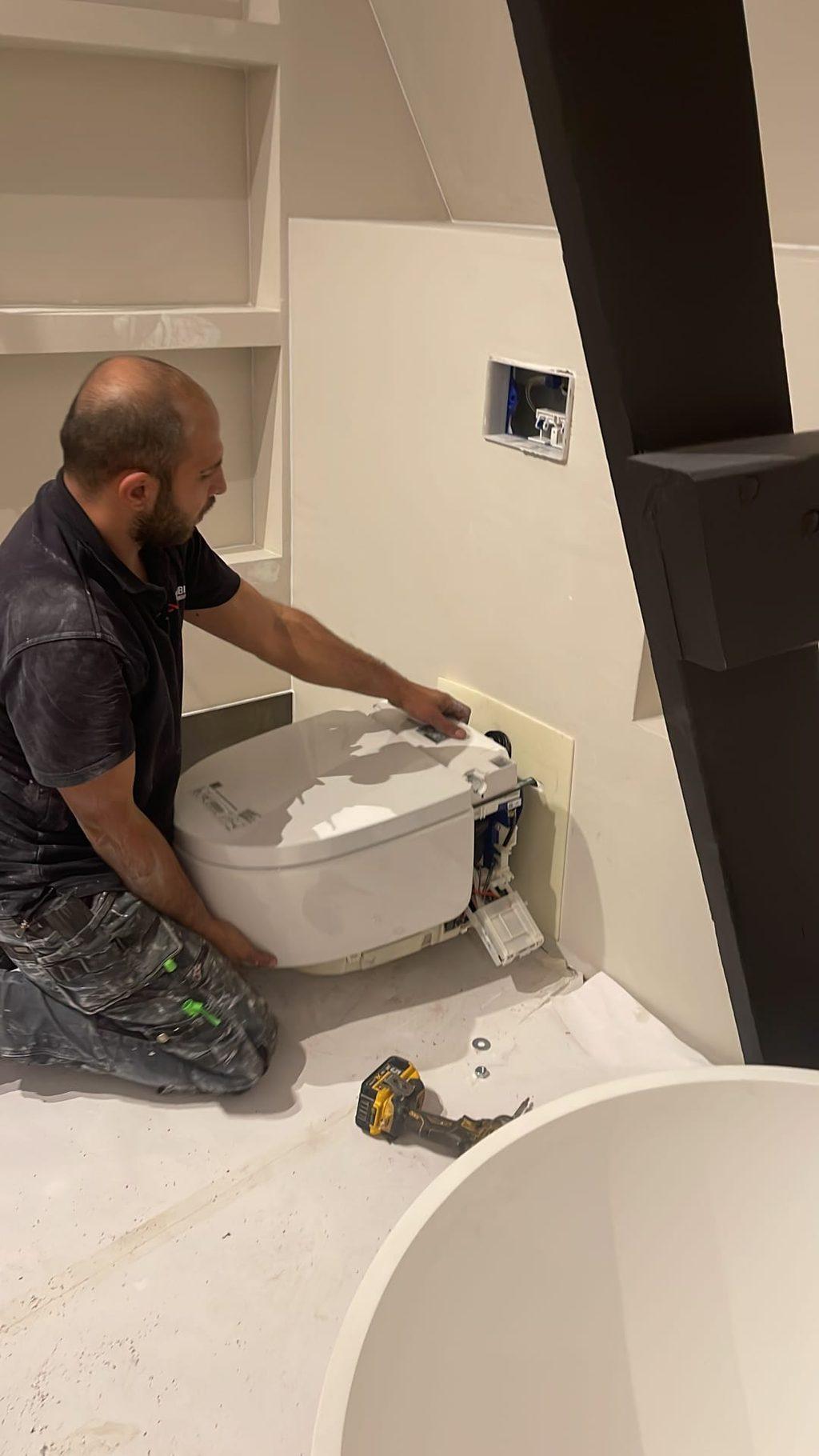 Installatie van sanitair tijdens de renovatie.