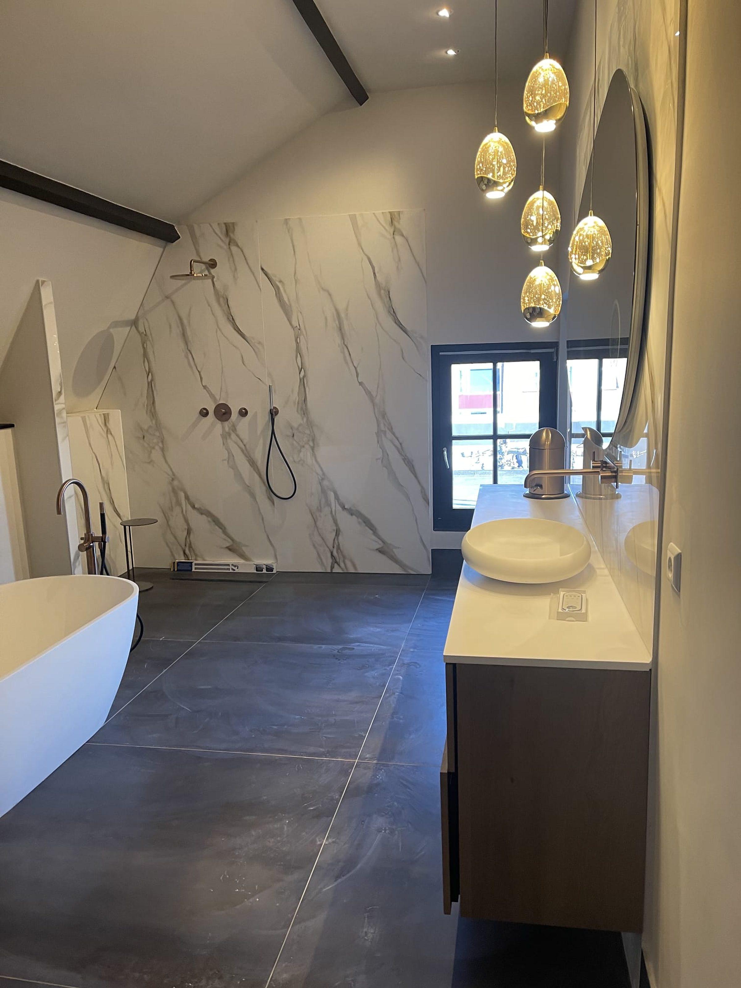 Vrijstaand bad in een luxe badkamer.