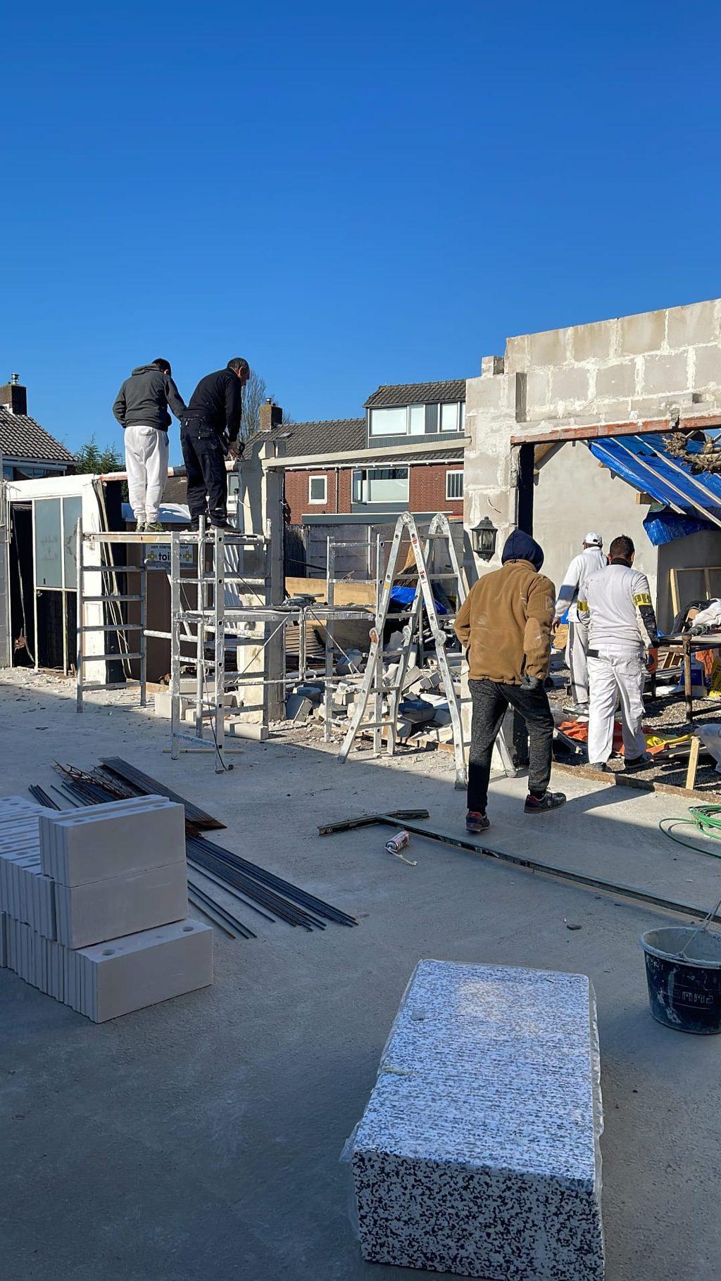 Buitenruimte tijdens de verbouwing: bestrating en terras in aanleg.