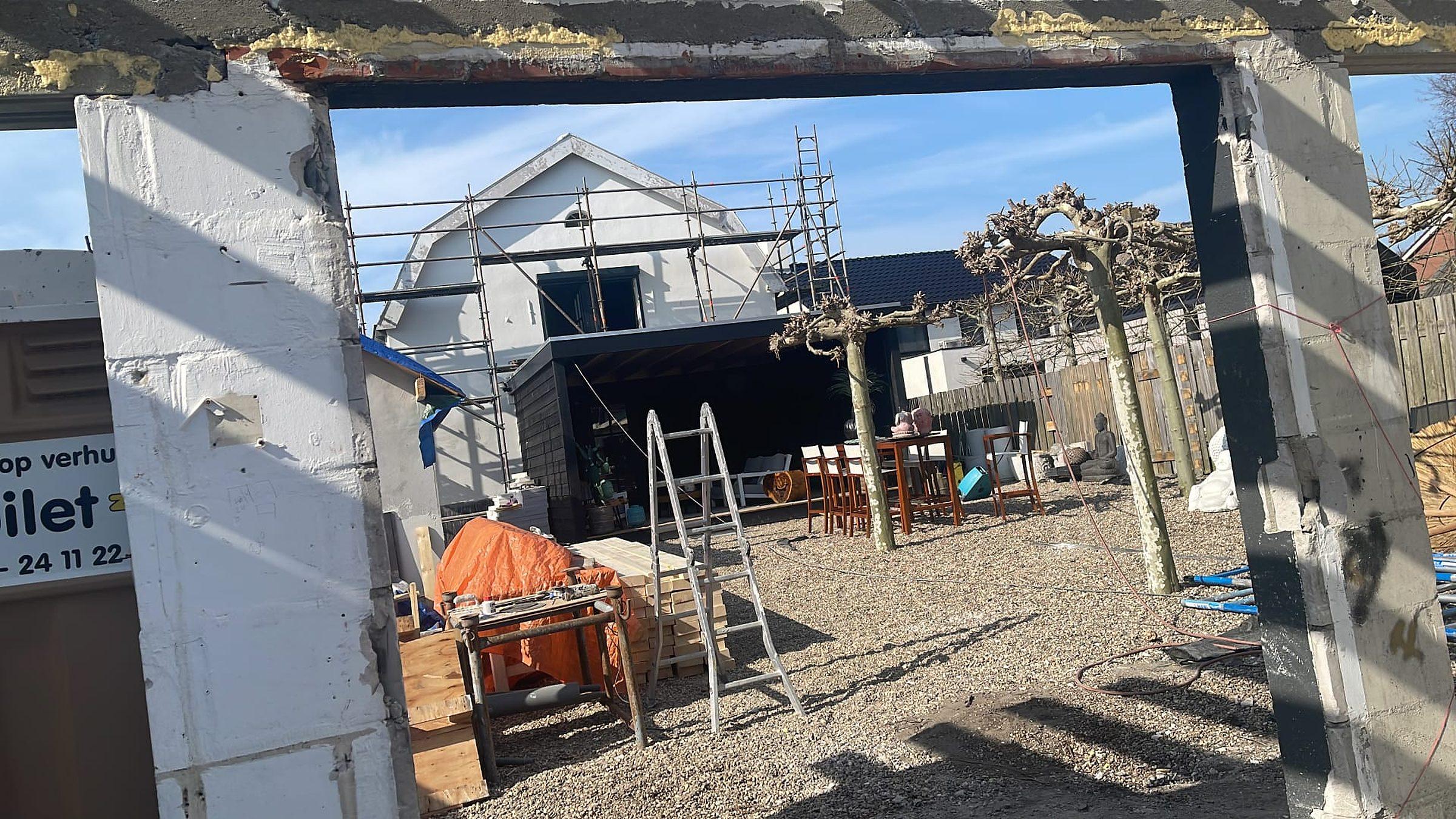 Dakconstructie van de aanbouw tijdens de bouw.