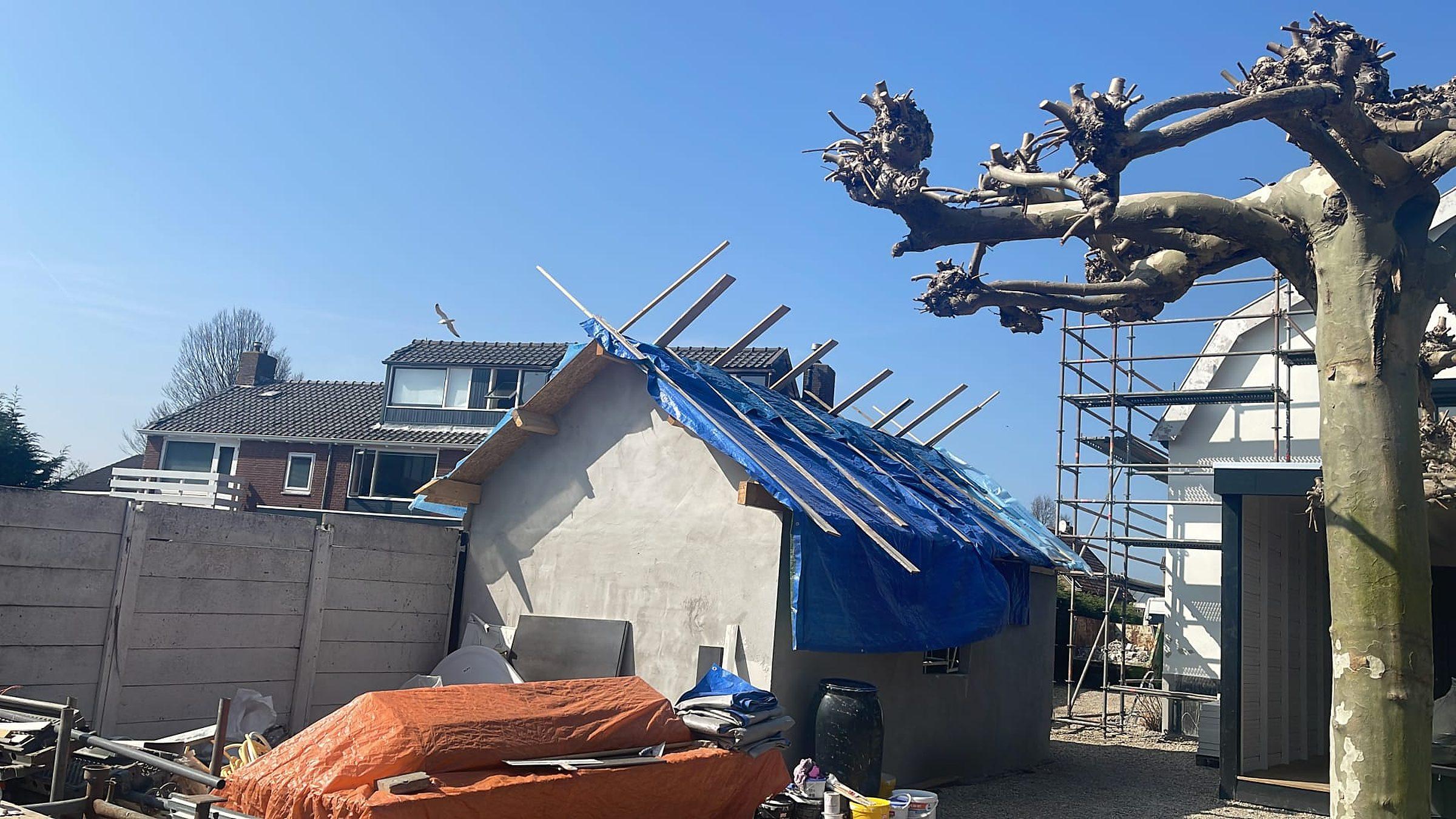Oudere dakconstructie met dekzeil, tijdens de werkzaamheden.