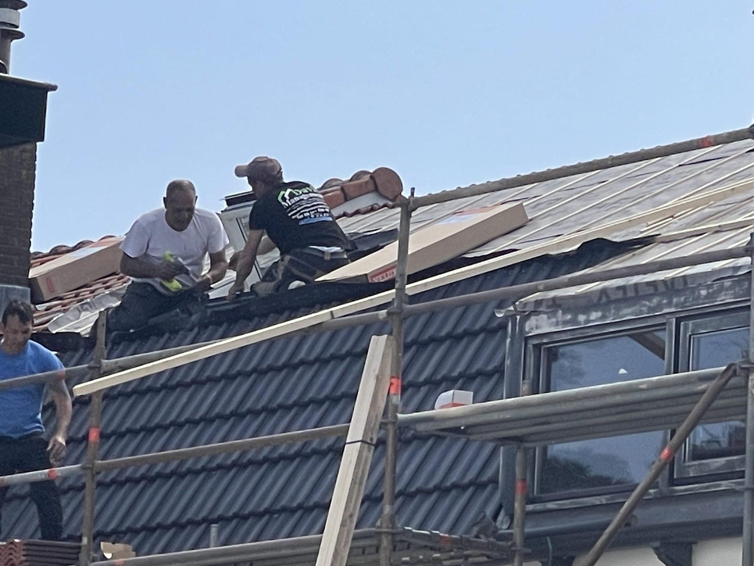 Dakrand- en kozijndetail van een aanbouw.