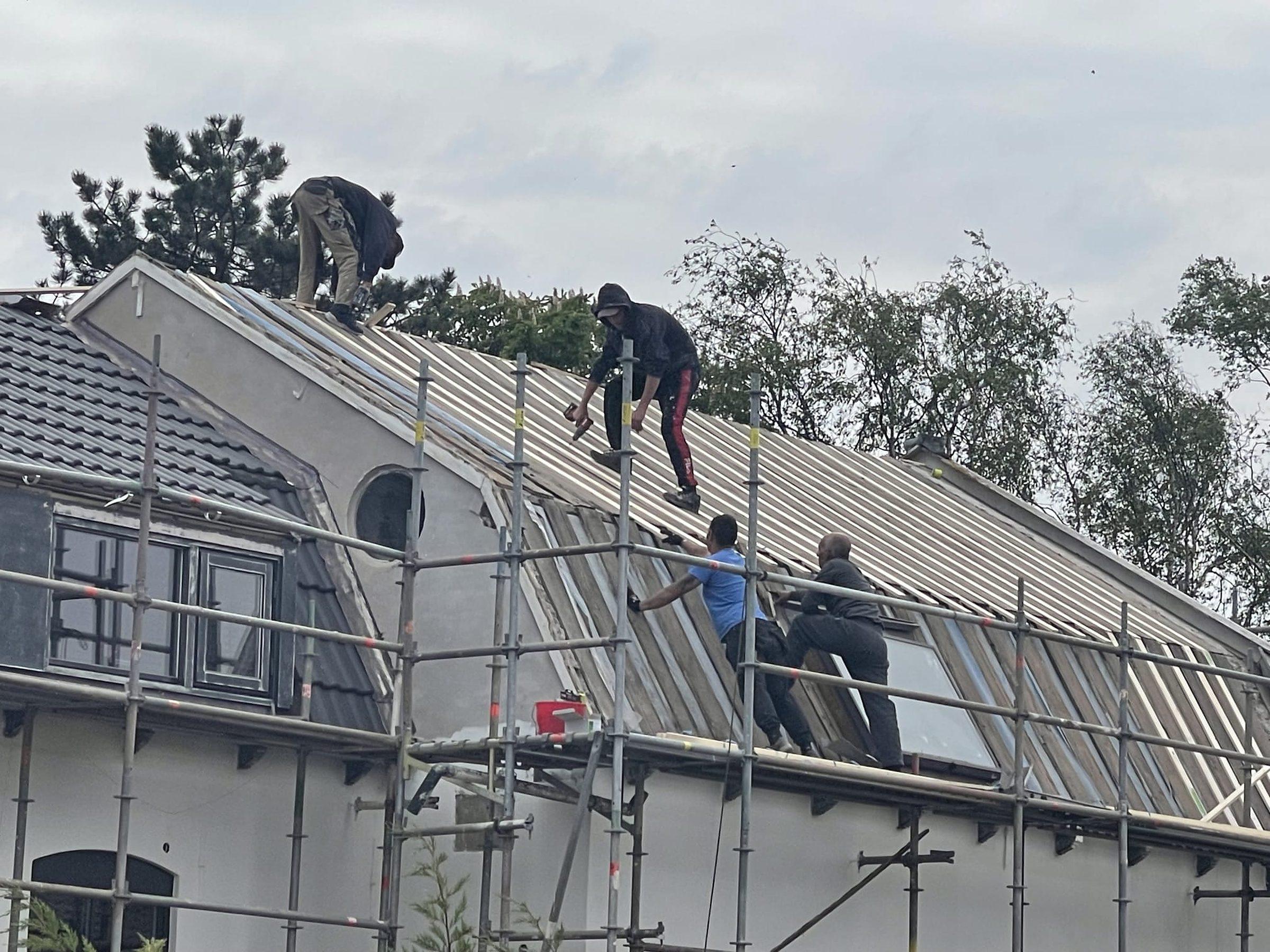 Oude dakbedekking wordt verwijderd.