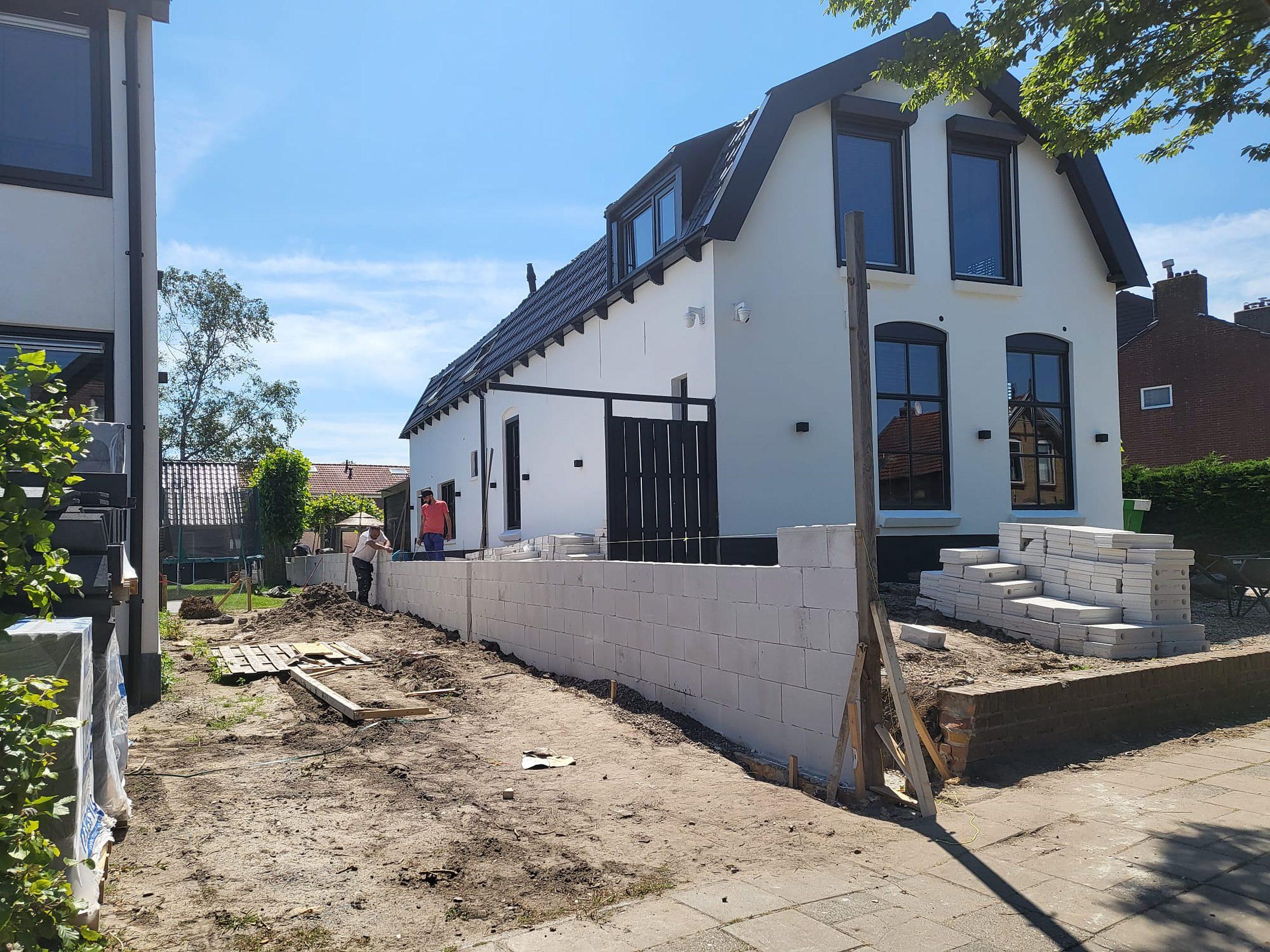 Houten pergolaconstructie van een overkapping, tijdens de bouw.