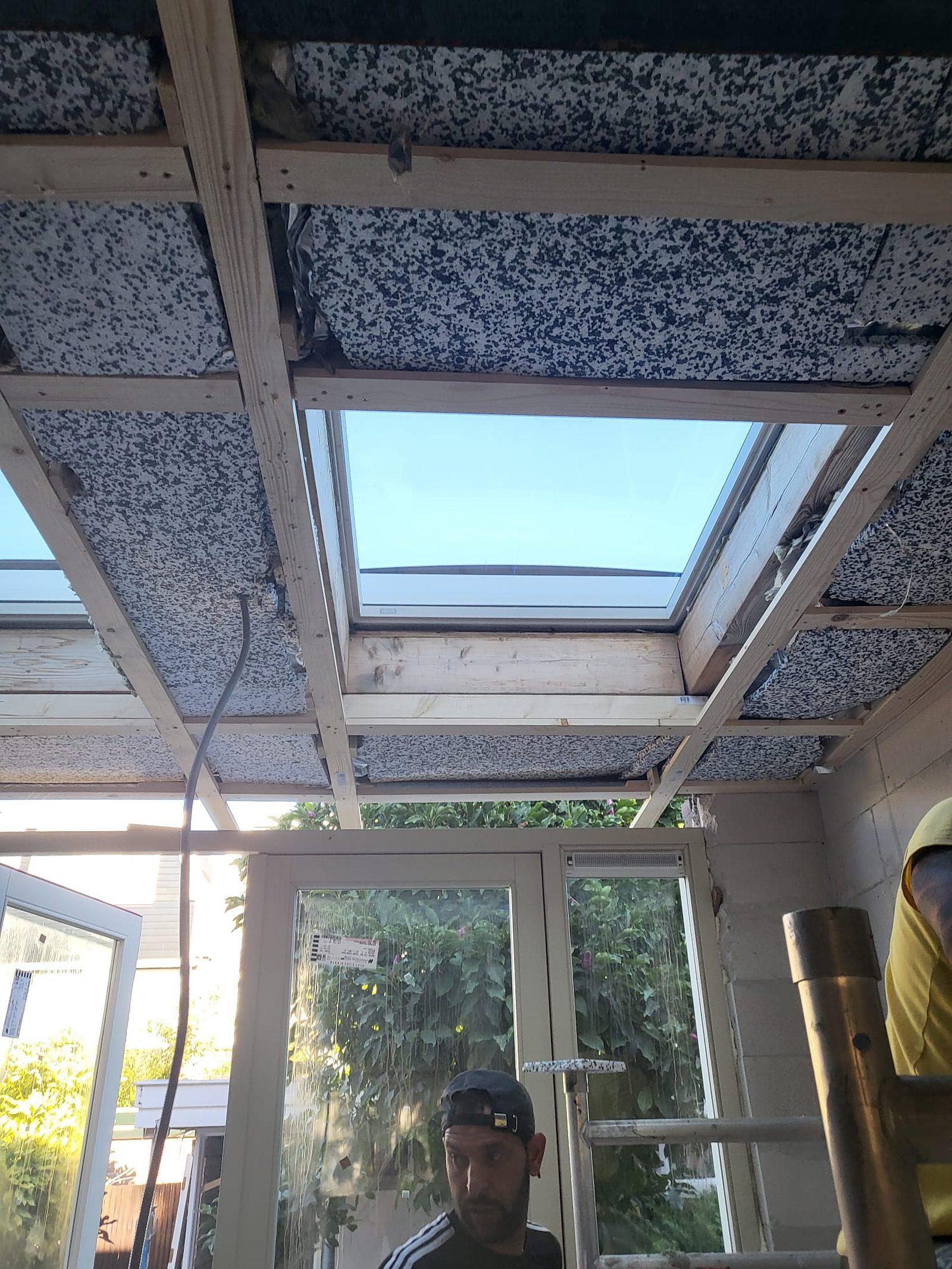 Houten dakconstructie van een overkapping met lichtstraat.