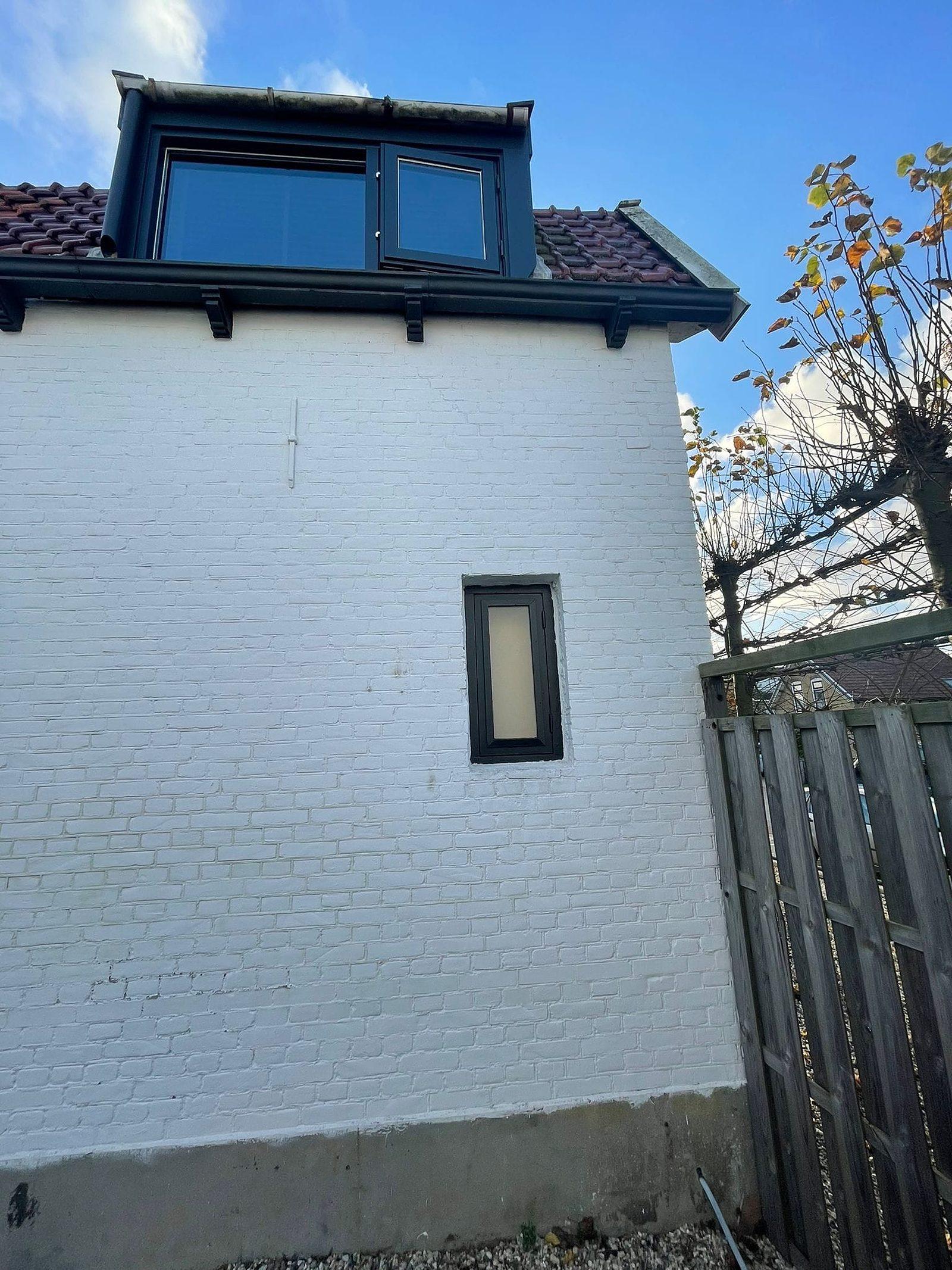Leidingwerk tijdens een badkamerrenovatie.