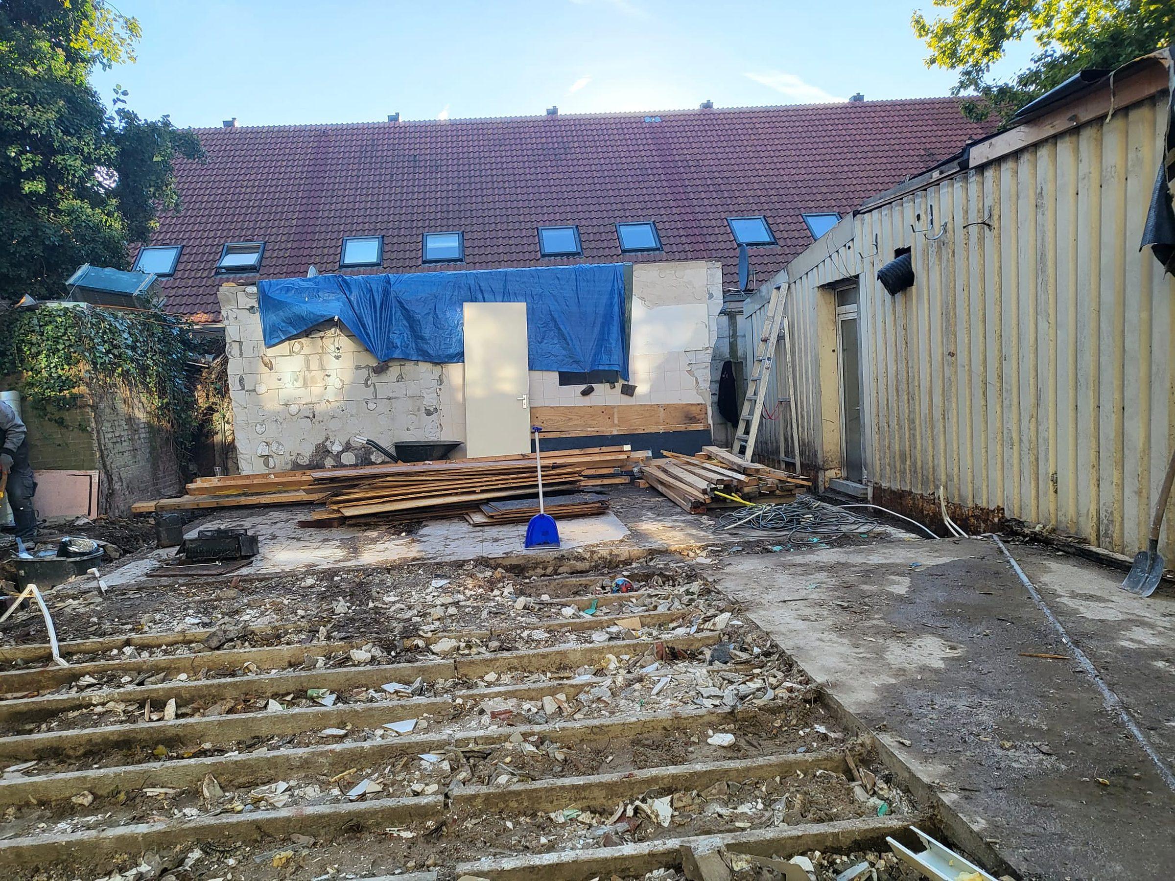 Terras in aanleg, ondergrond wordt voorbereid.
