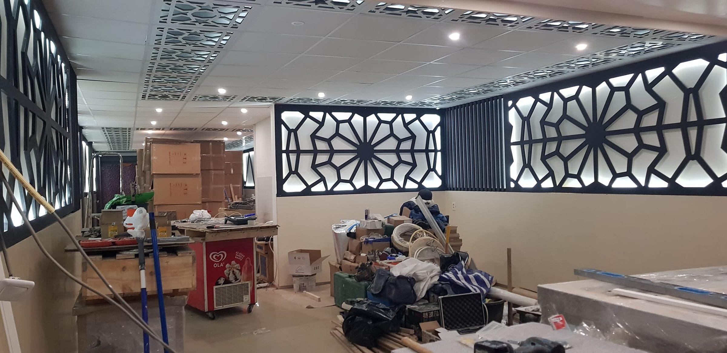 Verlaagd plafond met ingefreesd lichtpatroon.