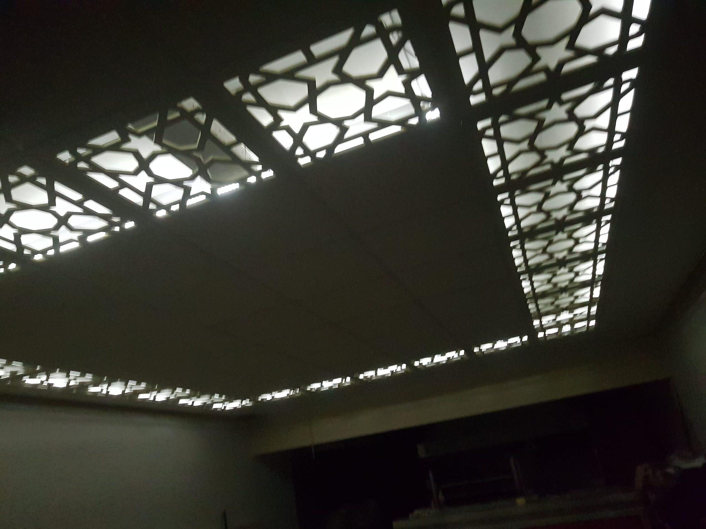 Verlicht CNC-gefreesd wandpaneel met natuursteen.