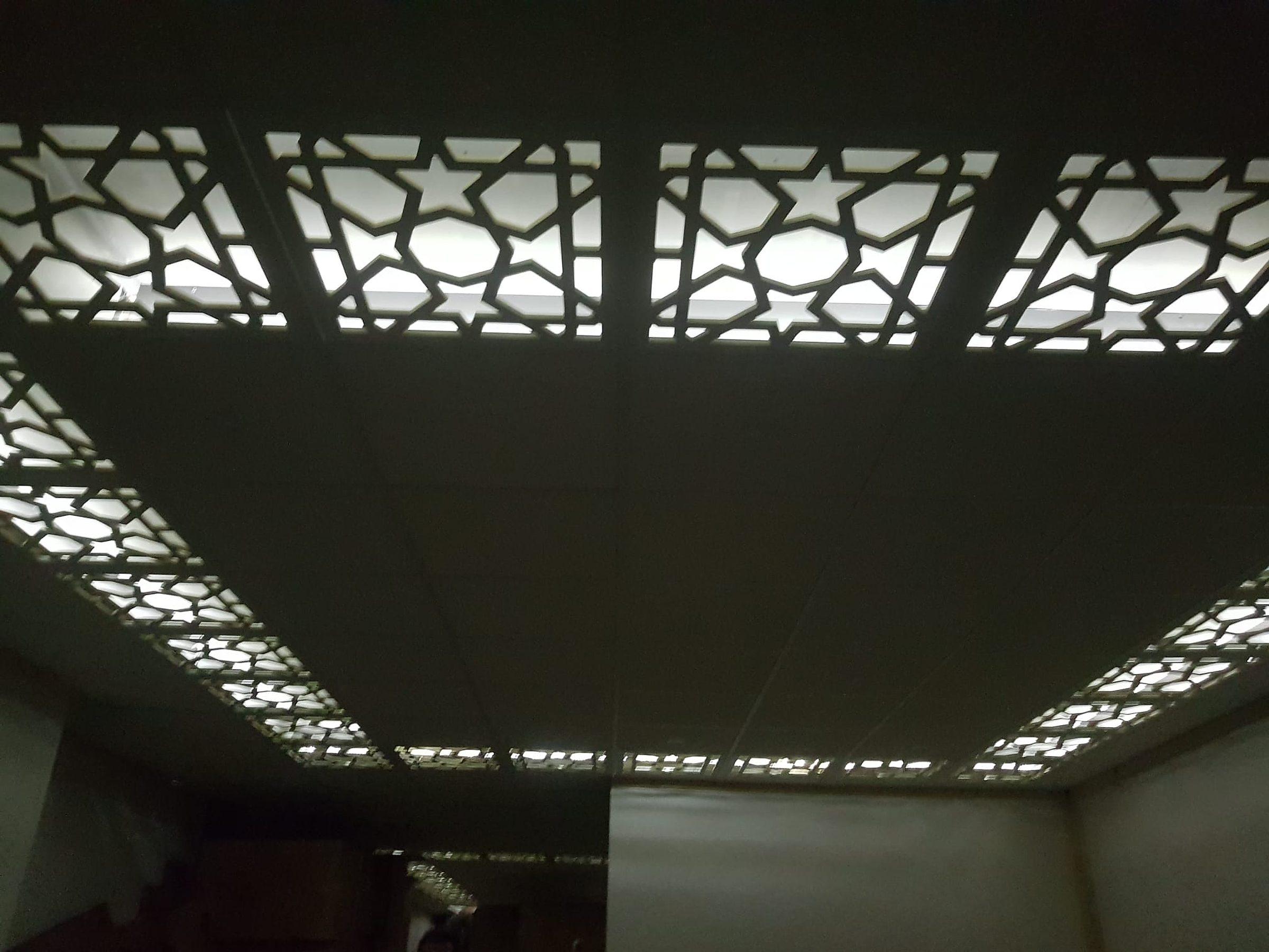 Natuurstenen accentwand met ingefreesd lichtpatroon.