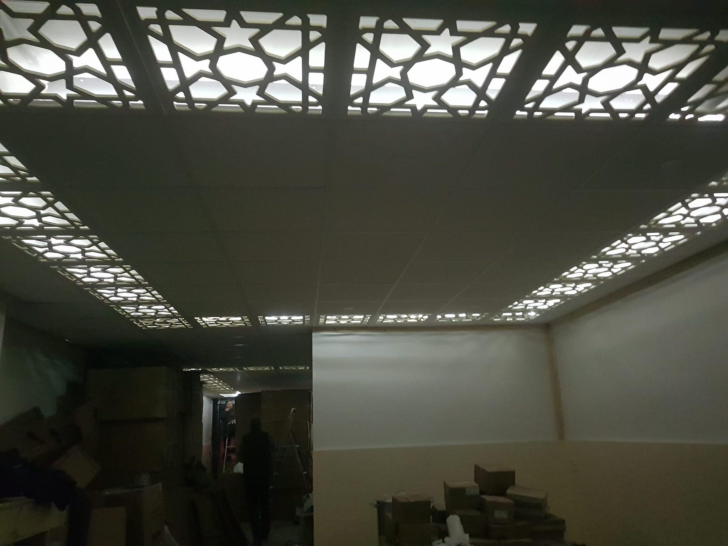 Plafond met ingefreesd sterpatroon tijdens de afbouw.